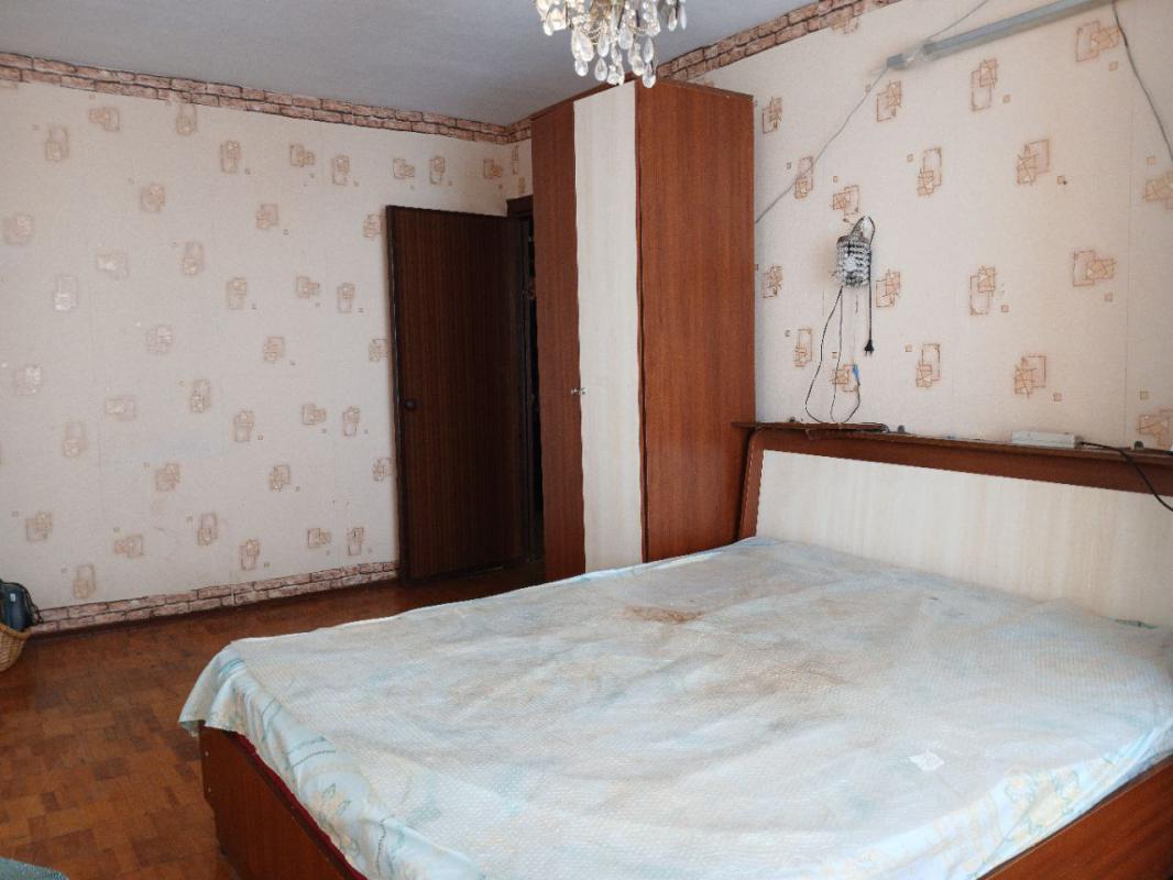 Продается трехкомнатная квартира с раздельными ходами  по адресу г. - Новотроицк