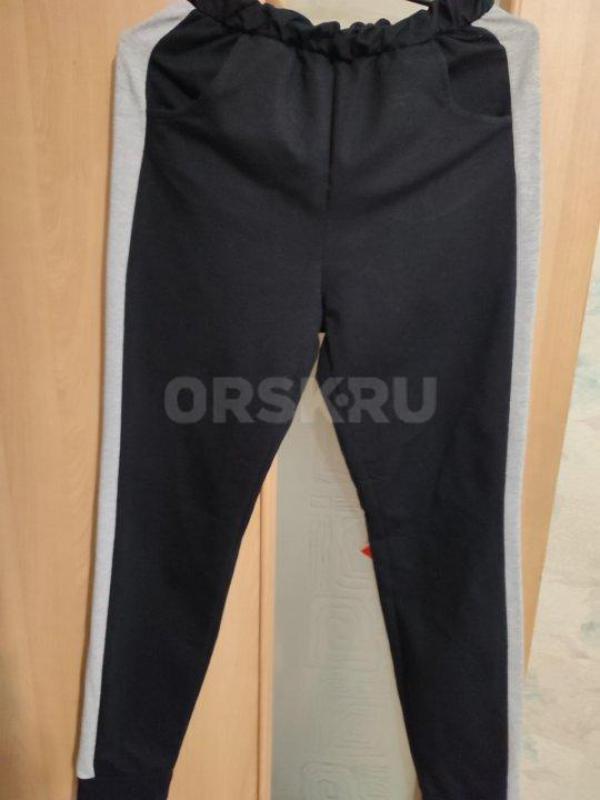 Спортивные костюмы в отличном состоянии,размеры 44-46(черный с серыми лампасами-500руб.),есть похожи - Орск