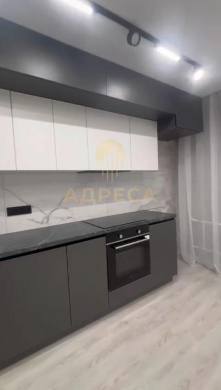 Продажа квартиры с ремонтом (крупноформатный глянцевый керамогранит, тёплые полы), установленной сан - Оренбург