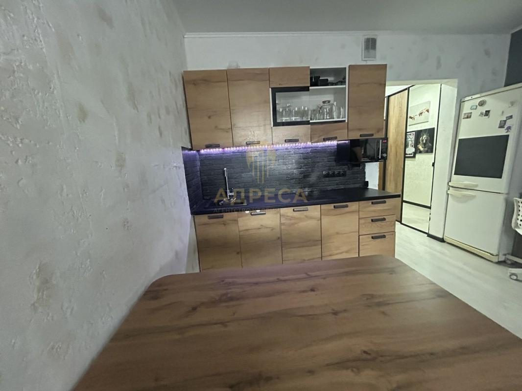 продается просторная, светлая студия, в отличном районе&hellip; школа, сад, магазины все в шагов - Оренбург