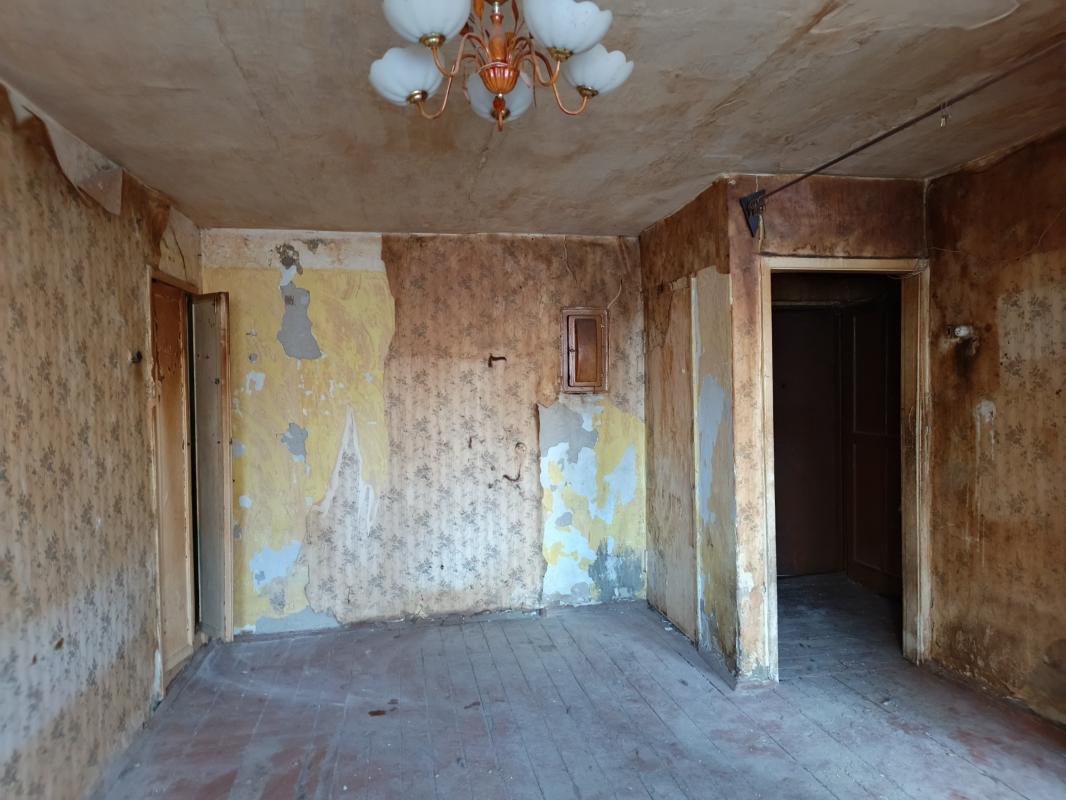 Продается 2-комнатная под ремонт. - Новотроицк