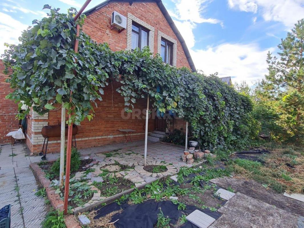 Продам жилой 2-х этажный дом, расположенный по адресу: улица Рябиновая(район Мостострой). - Орск