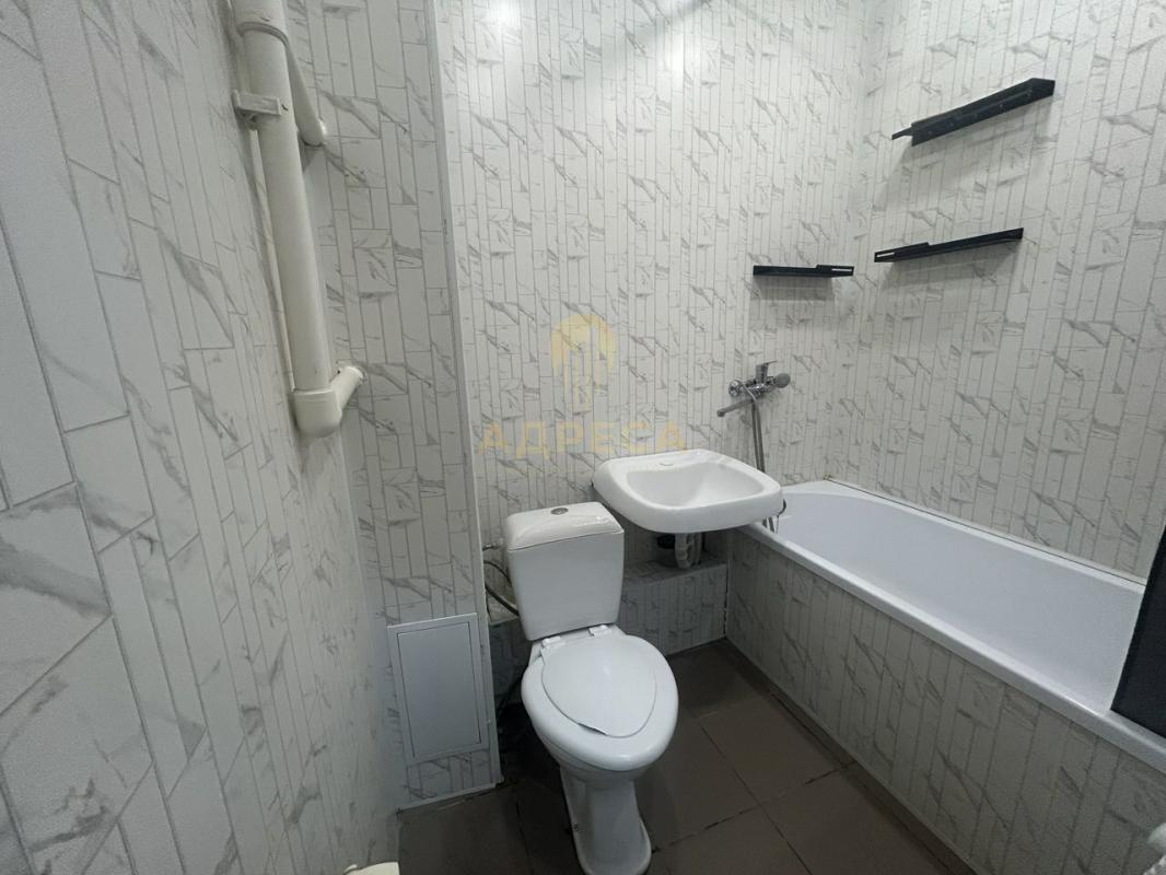 продается просторная, светлая студия, в отличном районе&hellip; школа, сад, магазины все в шагов - Оренбург