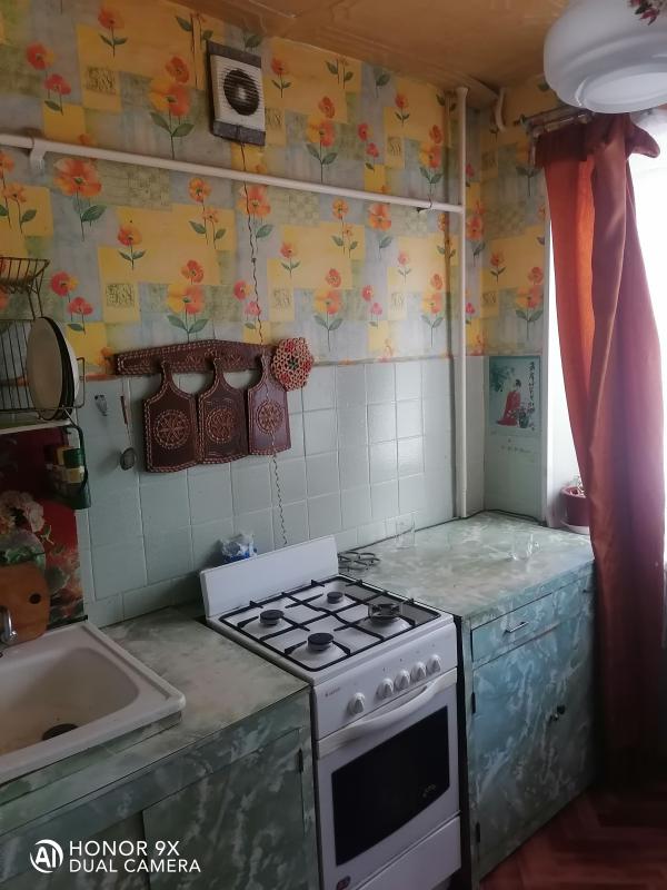 Сдаётся  3 комнаты  в  4-х комнатной квартире ( в одной лежат личные вещи) на длительный срок, поряд - Орск