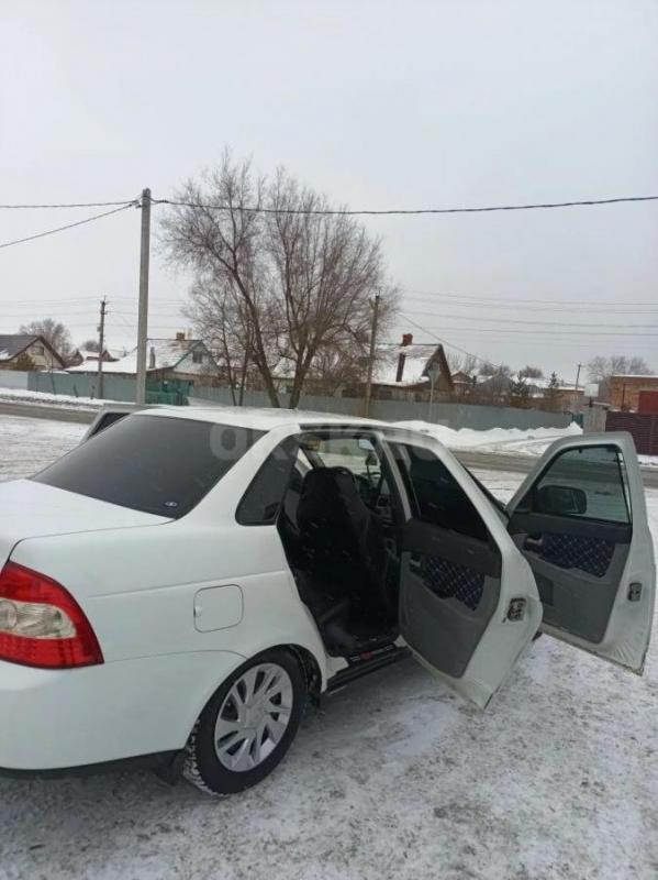 Продам хорошую ухоженную белую Приору в кузове седан! - Орск