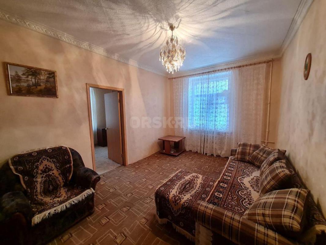 Продам просторную 3-х комнатную квартиру, расположенную на 2-м этаже добротного 2-х этажного дома по - Орск