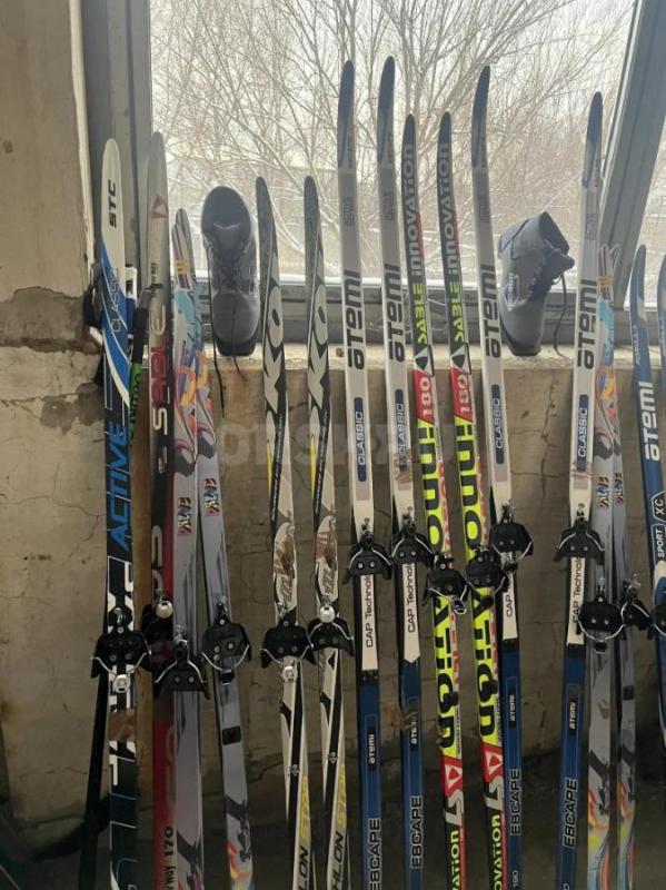 Лыжи с палками и ботинками,комплекты. 5000 рублей Имеются взрослые и детские, так же имеются коньки - Орск