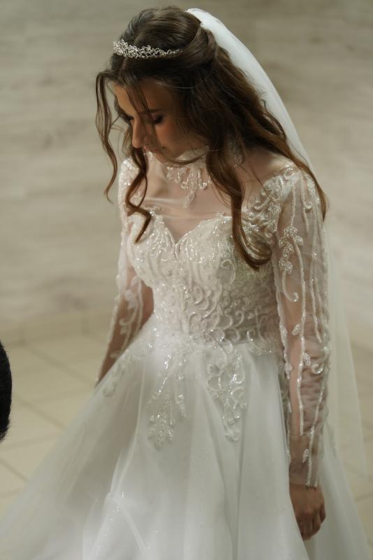 Предлагаю Вашему вниманию изысканное свадебное платье, которое ждет свою новую обладательницу. - Гай