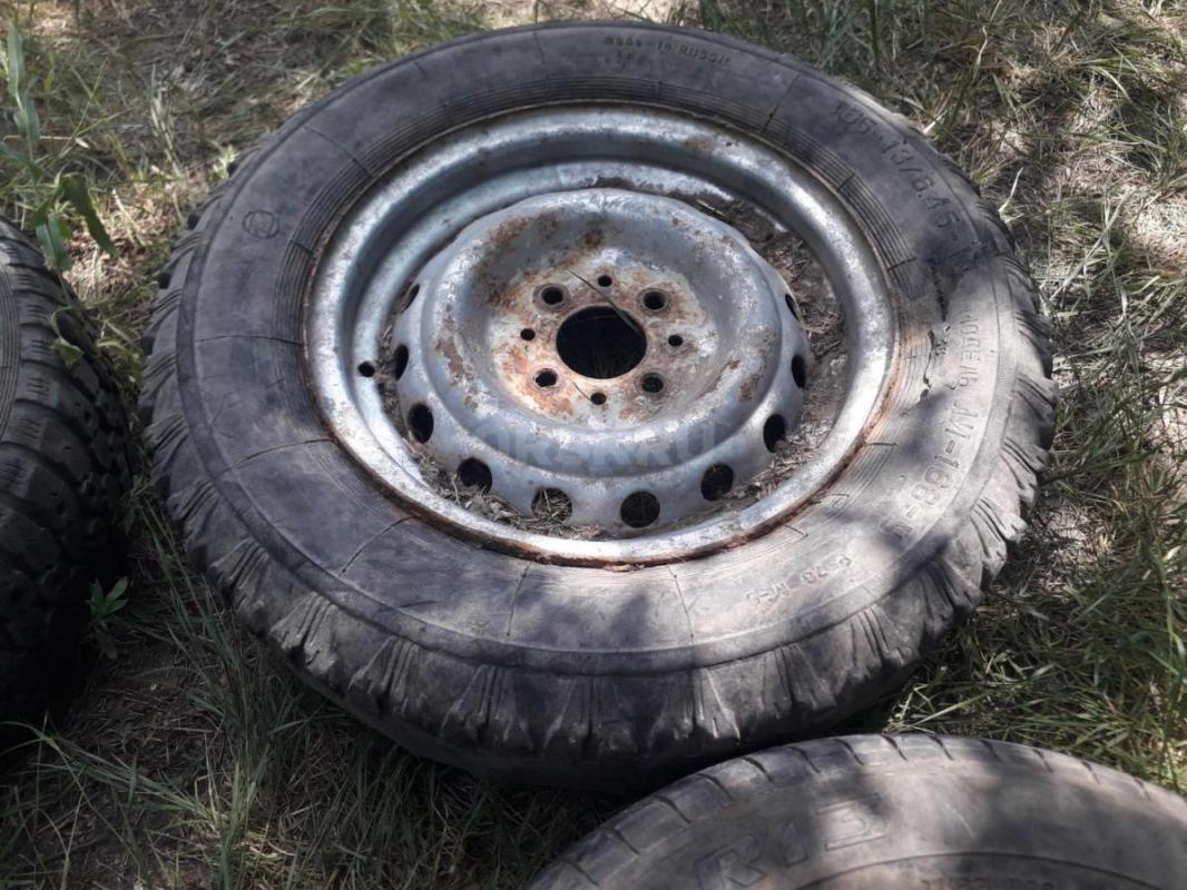 Диски диаметр примерно 32,3мм, вероятно R13 бу , стоят покрышки бу на выброс. - Орск
