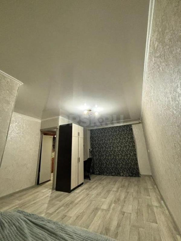 Сдам 1 комнатную квартиру с ремонтом ,с застеклённым балконом ,необходимое всё есть ,холодильник ,ст - Орск