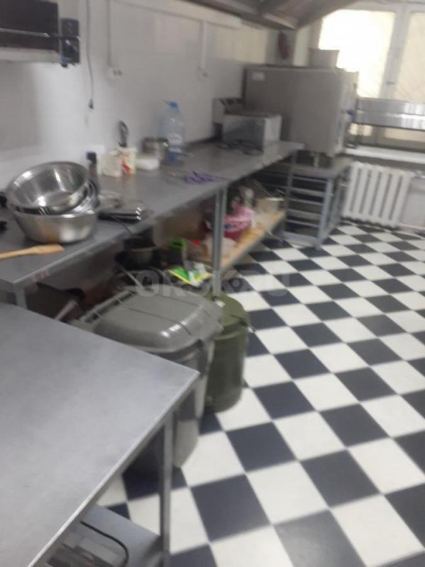 Сдается помещение в центре города (Комсомольская площадь ) с оборудованием под БАР . - Орск