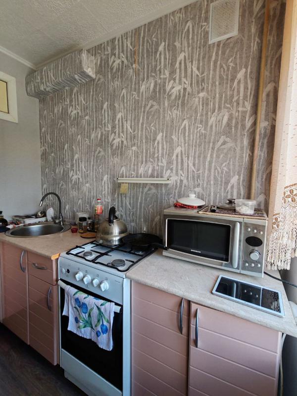 Продается 2-х квартира квартира на 4 этаже 5 этажного панельного дома по адресу г Новотроицк пр-т Ко - Новотроицк