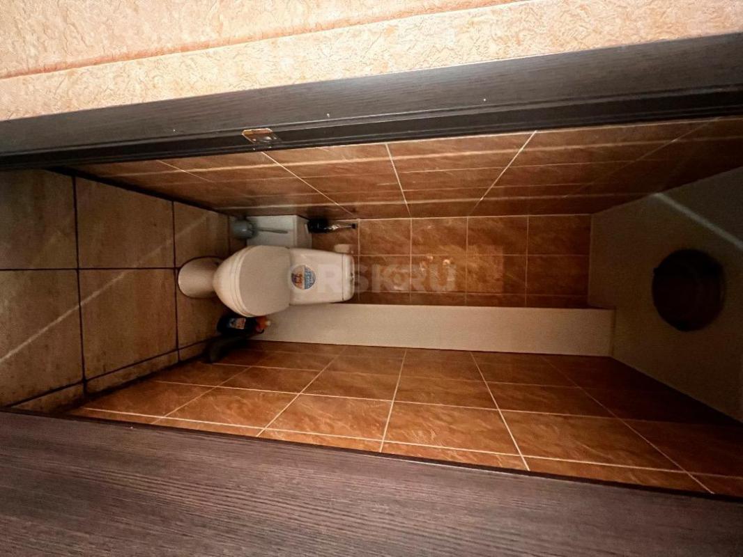 Сдам в аренду помещение на 1-вом этаже в 9ти этажном доме, отдельный вход, светлое, большая проходим - Орск