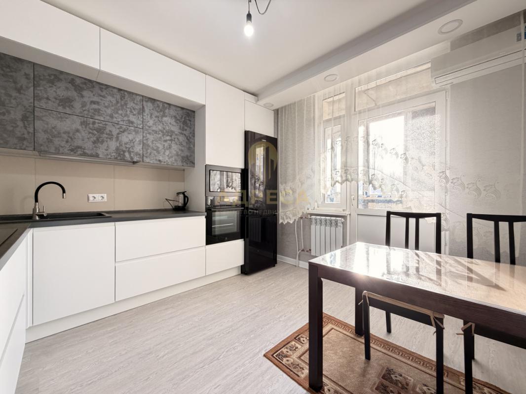 Продается квартира, полностью с ремонтом, расположенная на 1-м этаже 17 этажного дома. - Оренбург