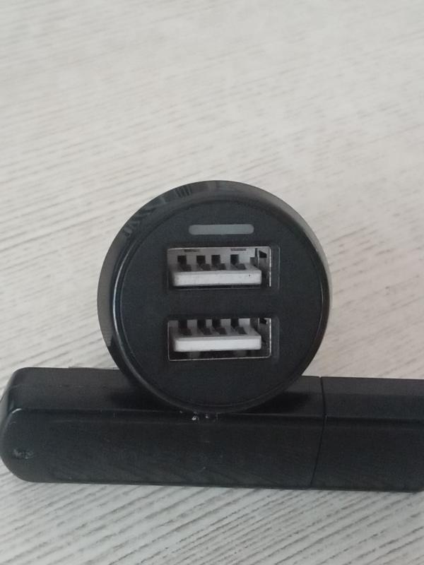 Автомобильное зарядное устройство для мобильных телефонов очень полезно для людей, которые постоянно - Гай