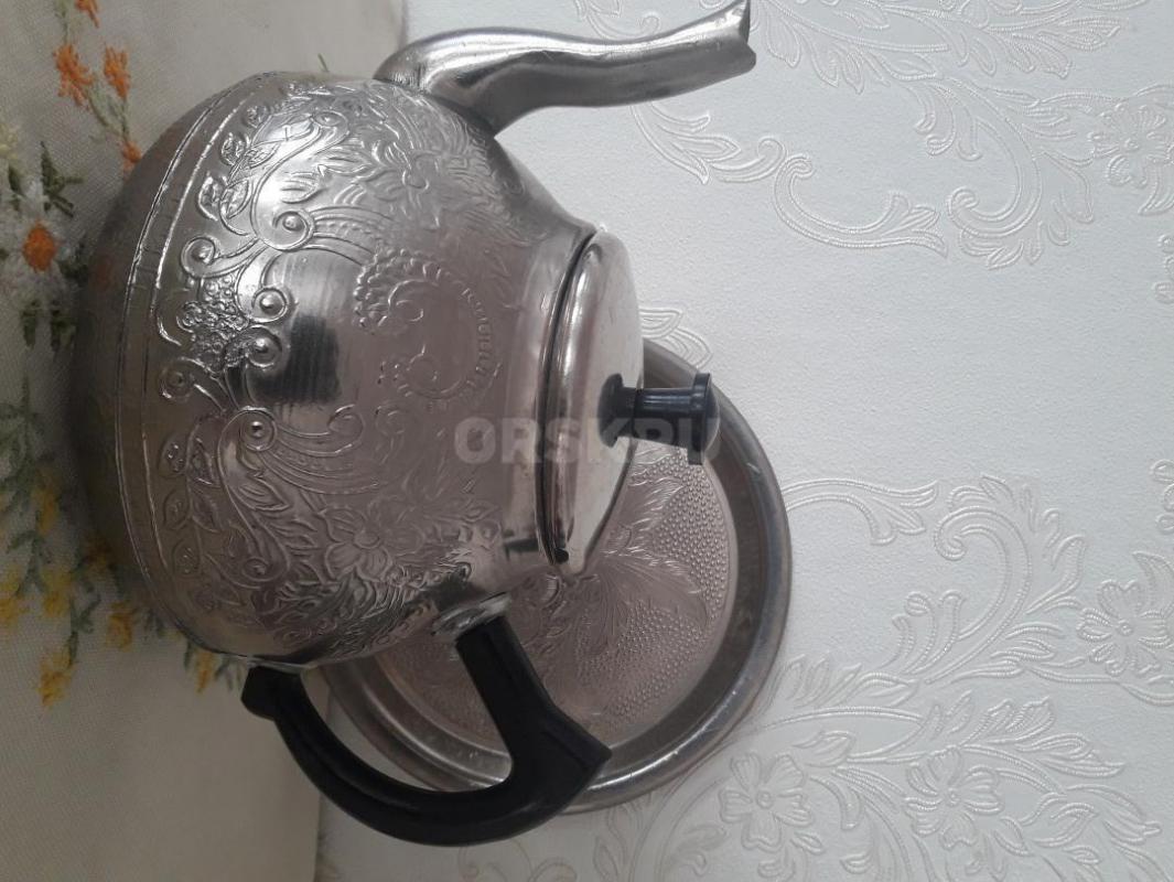 Продам:
-винтажный  заварочный чайник с узором на подносе латунь-никель-2200;
-статуэтка лыжница; - Орск