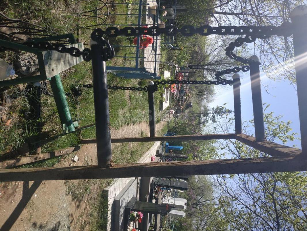 В связи с благоустройством продам ограду на могилку,цепи и шары,район Мясомбинат. - Орск