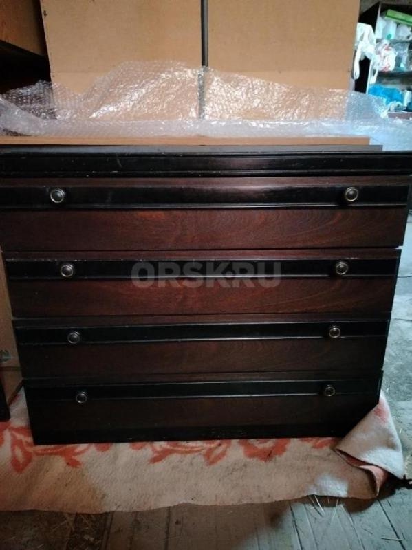 Продаётся стильный шкаф с комодом из дерева в коричневом цвете. - Орск