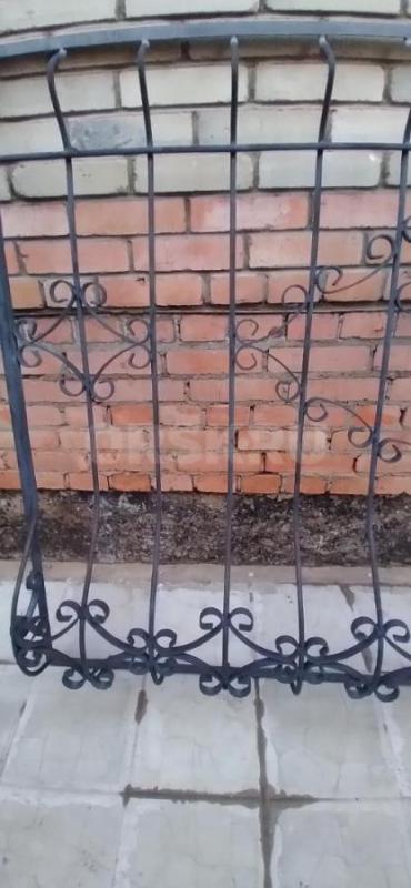 Продам металлические решетки на окна  размеры 195 см х 145 см в отл. состоянии в наличии 2 шт. - Орск