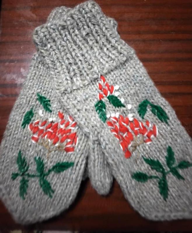 Варежки с ручной вышивкой 
Полушерсть + мохер 
Район ул Строителей - Орск