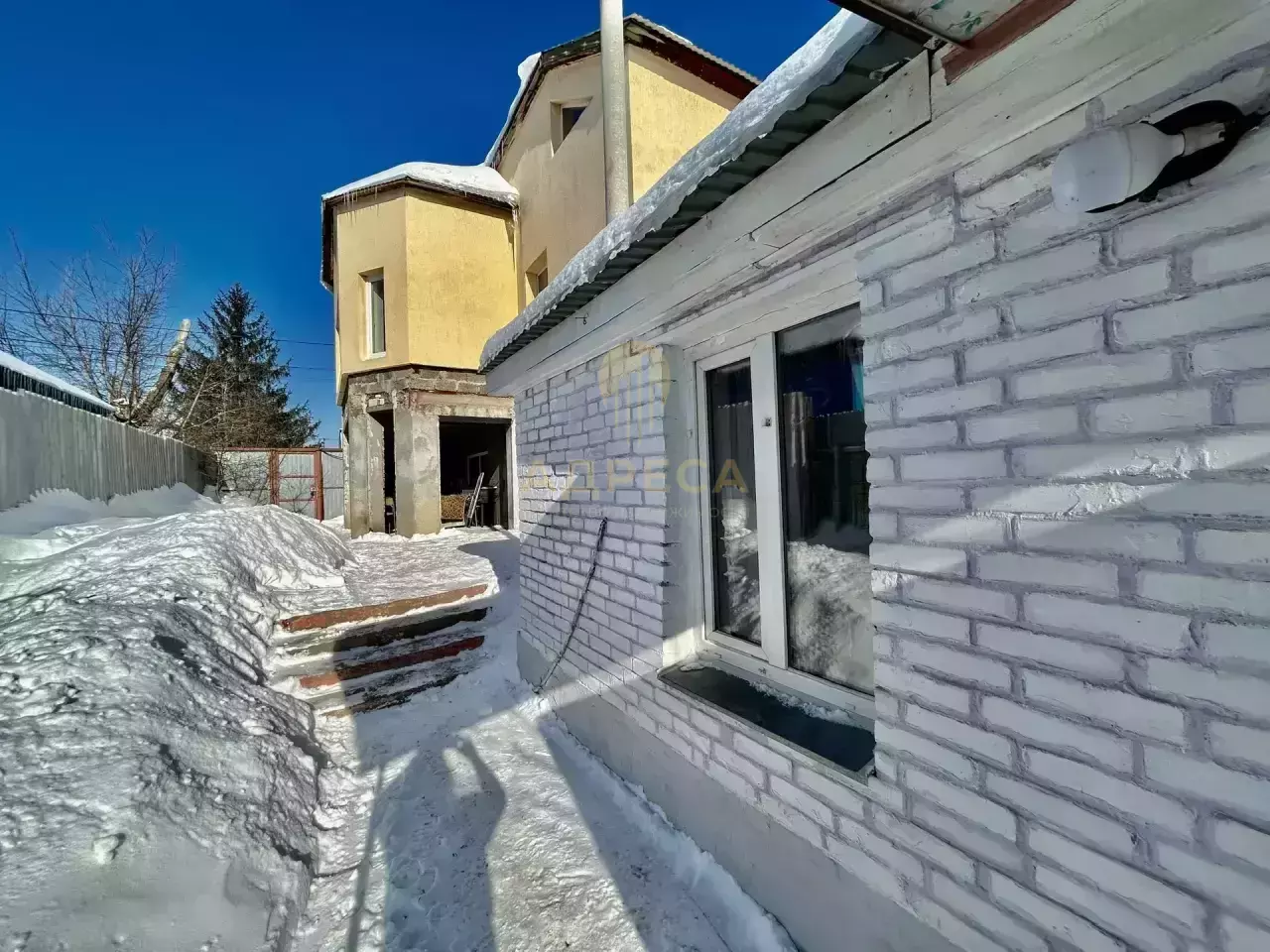 В самом востребованном районе города,на участке 5 соток продаются два дома. - Оренбург