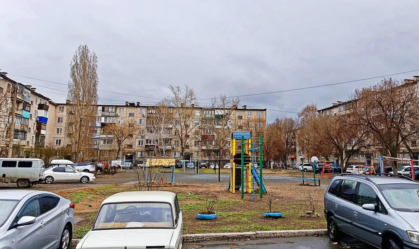 Продается 1-комнатная квартира на первом этаже пятиэтажного панельного дома по адресу: пр. - Новотроицк