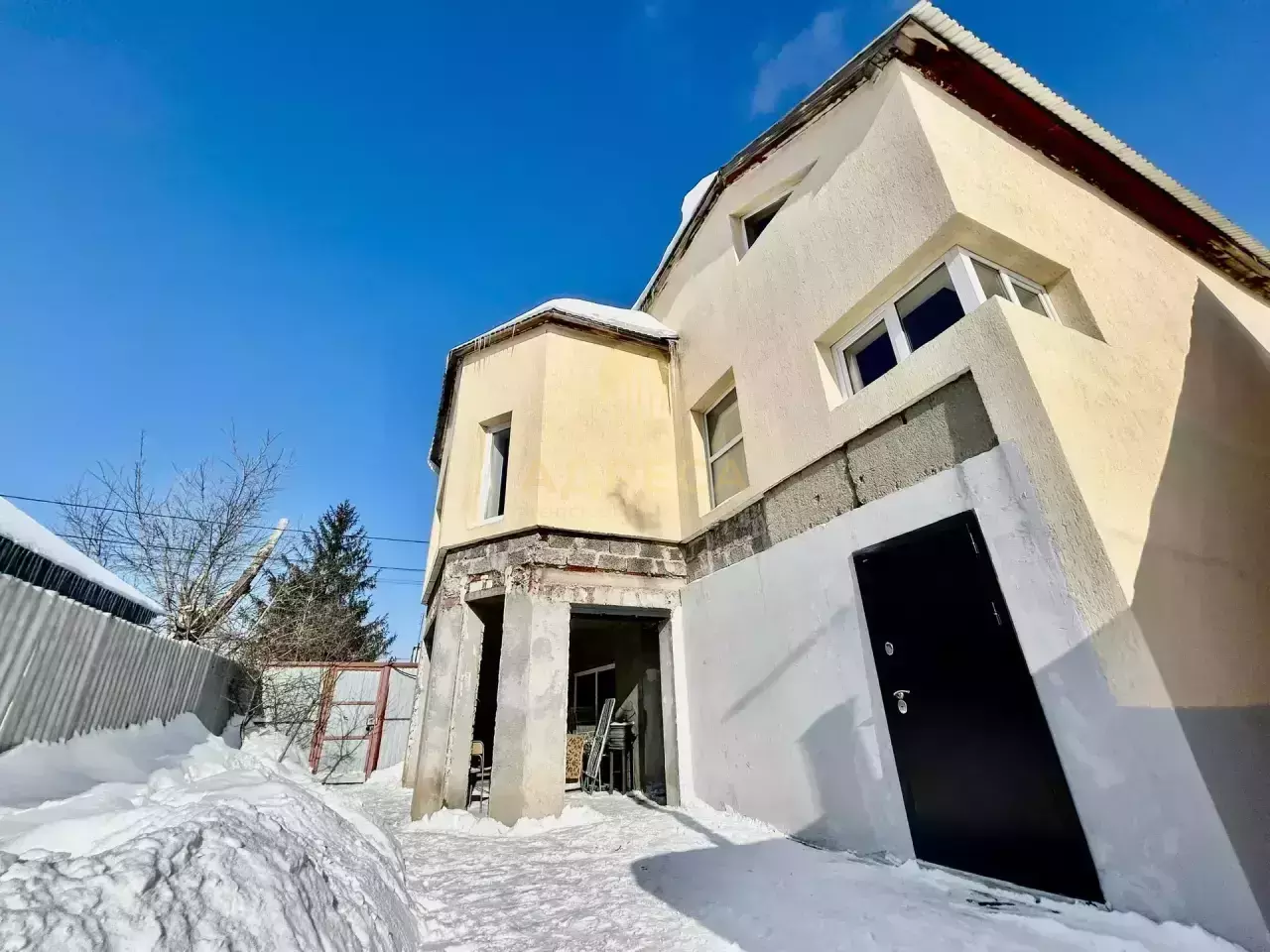 В самом востребованном районе города,на участке 5 соток продаются два дома. - Оренбург