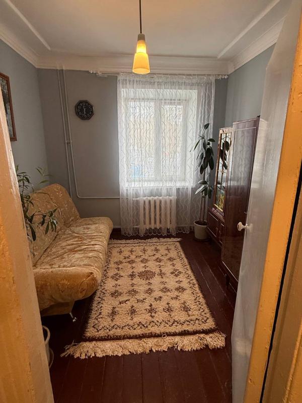 Продается 3-комнатная квартира общей площадью 53,3 м2. 1-й этаж в 2-этажном доме, большой балкон, по - Новотроицк