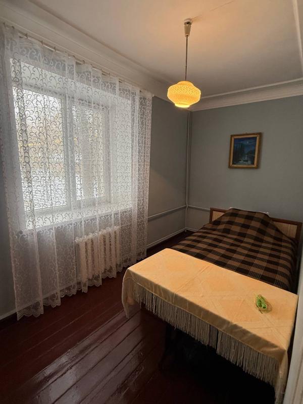 Продается 3-комнатная квартира общей площадью 53,3 м2. 1-й этаж в 2-этажном доме, большой балкон, по - Новотроицк