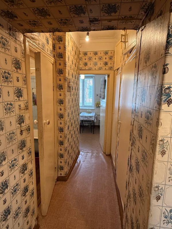 Продается 3-комнатная квартира общей площадью 53,3 м2. 1-й этаж в 2-этажном доме, большой балкон, по - Новотроицк