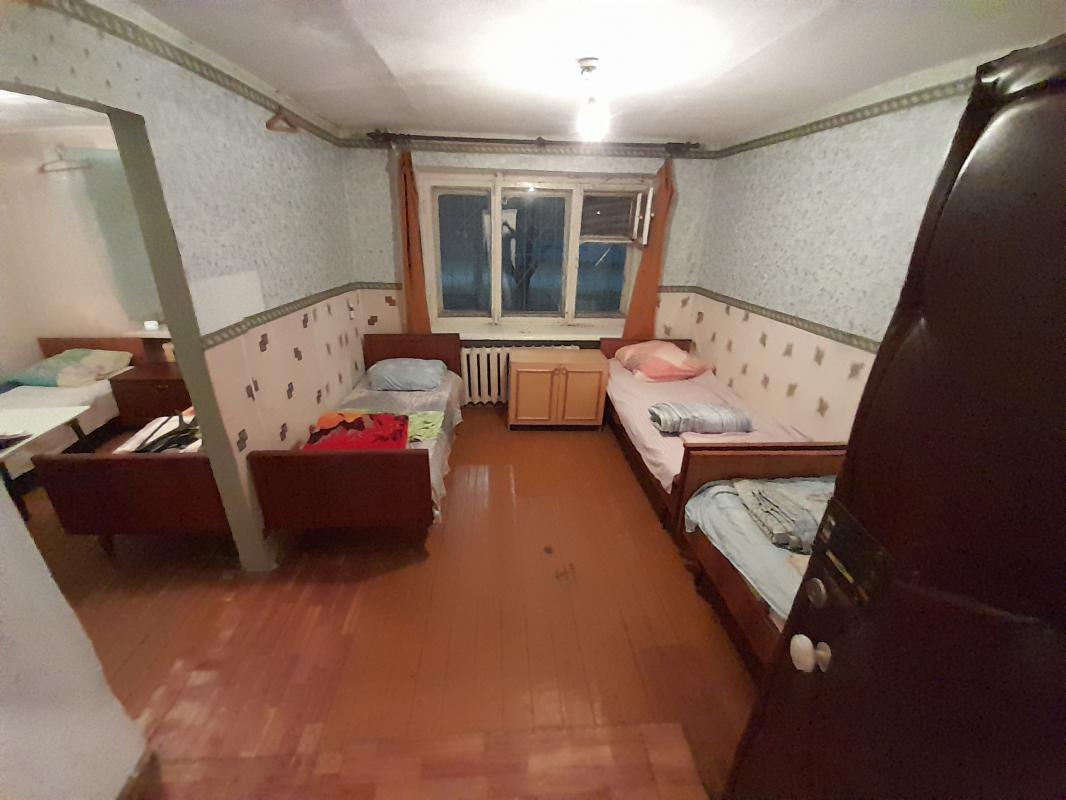 Продаются 4 комнаты в 6 комнатной квартире. - Новотроицк