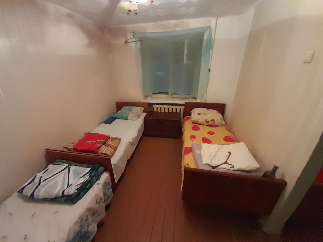 Продаются 4 комнаты в 6 комнатной квартире. - Новотроицк