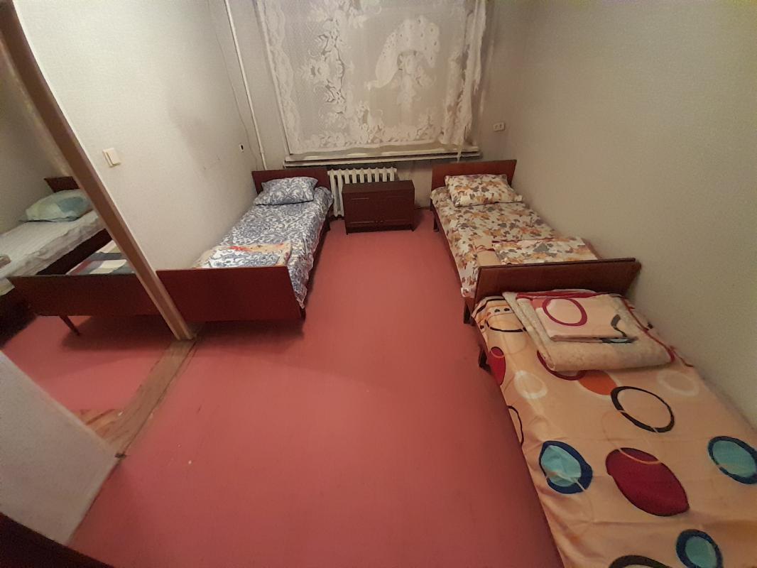 Продаются 4 комнаты в 6 комнатной квартире. - Новотроицк