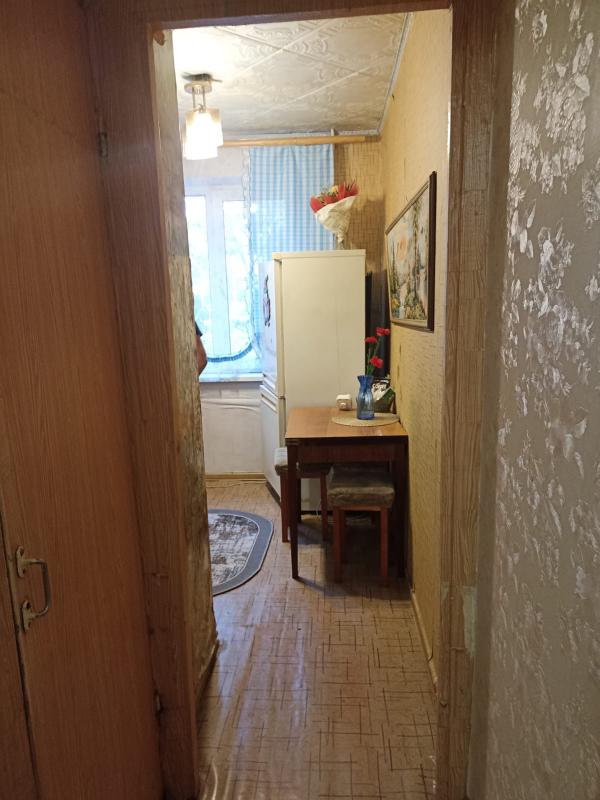 Продам двух комнатную квартиру на первом этаже пятиэтажного дома, косметический ремонт, вся инфрастр - Новотроицк