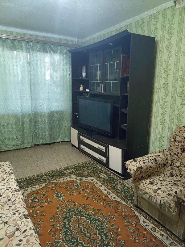 Продам двух комнатную квартиру на первом этаже пятиэтажного дома, косметический ремонт, вся инфрастр - Новотроицк