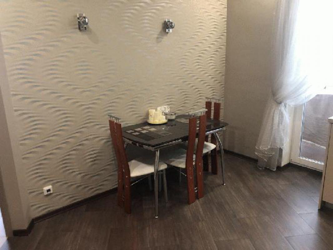 Просторная квартира на длительный срок с техникой и мебелью. - Орск