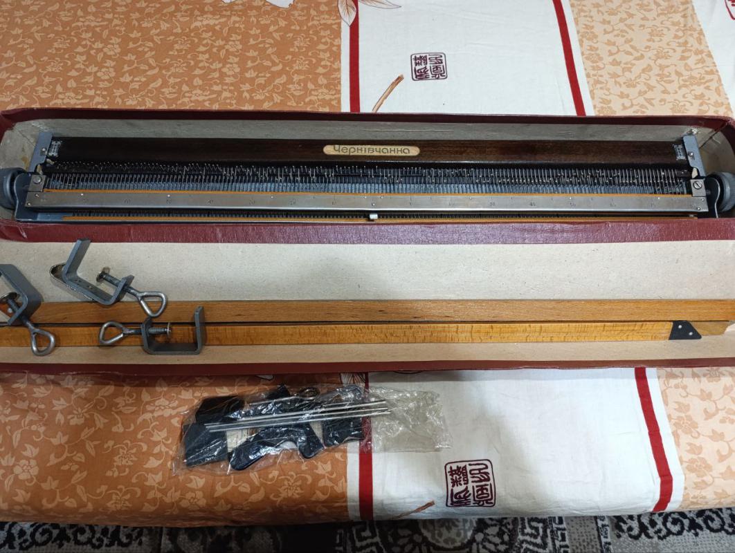Продам три вязальные машинки) Две Нева-5(одна из них не использовалась совсем) и Чернивчанка. - Новотроицк