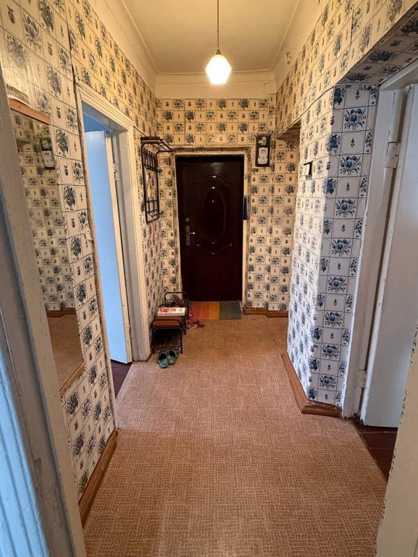 Продается уютная трехкомнатная квартира с изолированными комнатами с высокими потолками. - Новотроицк