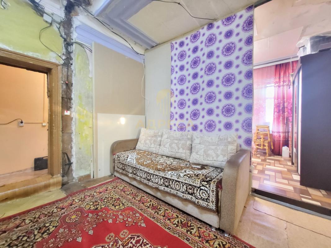 Продается 2 комнатная квартира в самом центре города, на 2 этаже 2-х этажного бревенчатого дома! - Оренбург