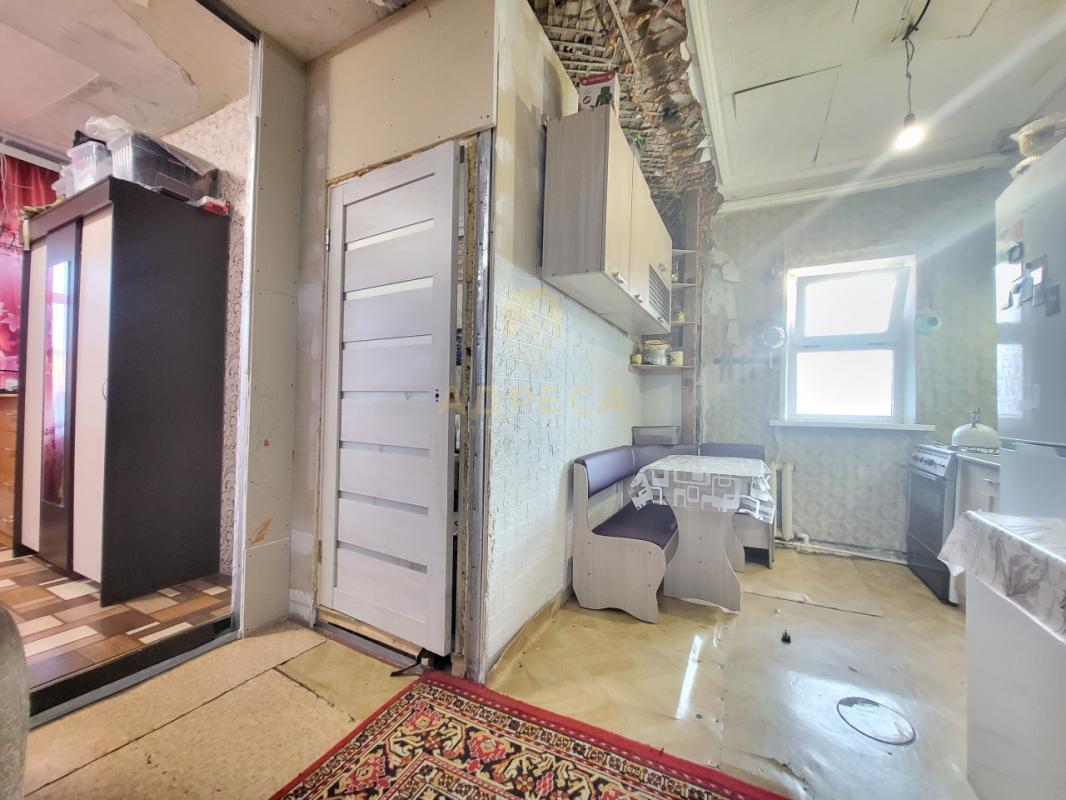 Продается 3 комнатная квартира в самом центре города, на 2 этаже 2-х этажного бревенчатого дома! - Оренбург