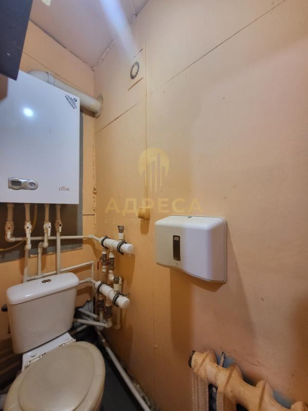 Продается 3 комнатная квартира в самом центре города, на 2 этаже 2-х этажного бревенчатого дома! - Оренбург