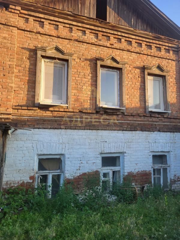 Продается 3 комнатная квартира в самом центре города, на 2 этаже 2-х этажного бревенчатого дома! - Оренбург