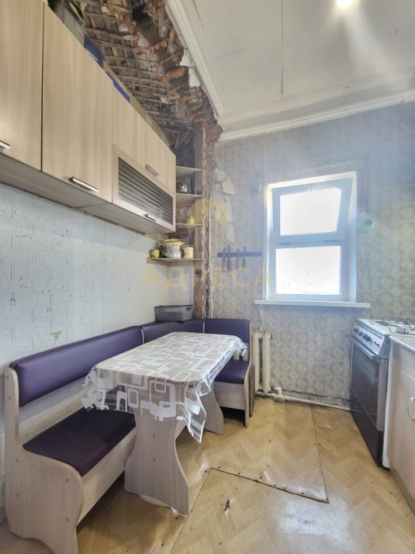 Продается 3 комнатная квартира в самом центре города, на 2 этаже 2-х этажного бревенчатого дома! - Оренбург