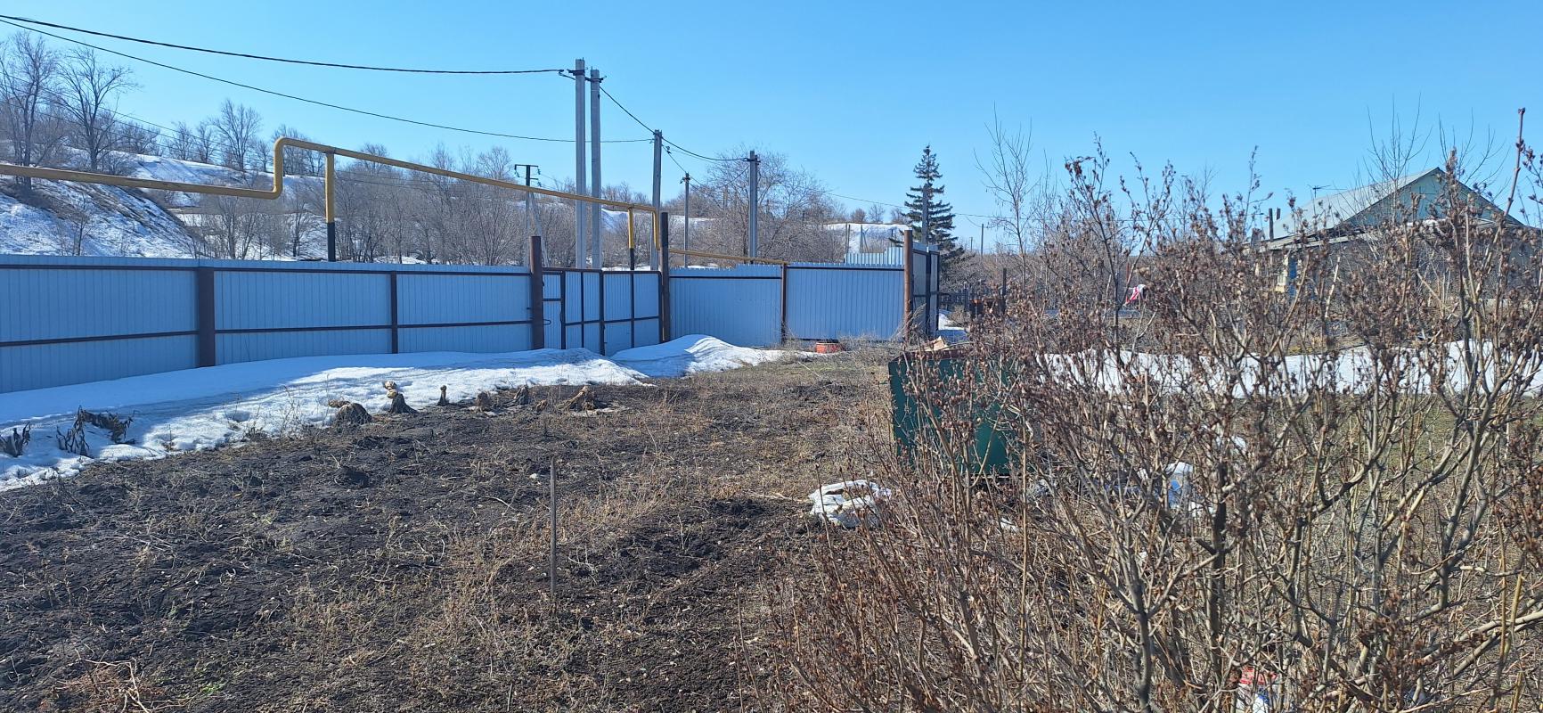 Дом, шпальный обложенный керпечем, в доме гараж, погреб, удобств нет, скважина баня, большой сарай, - Новотроицк