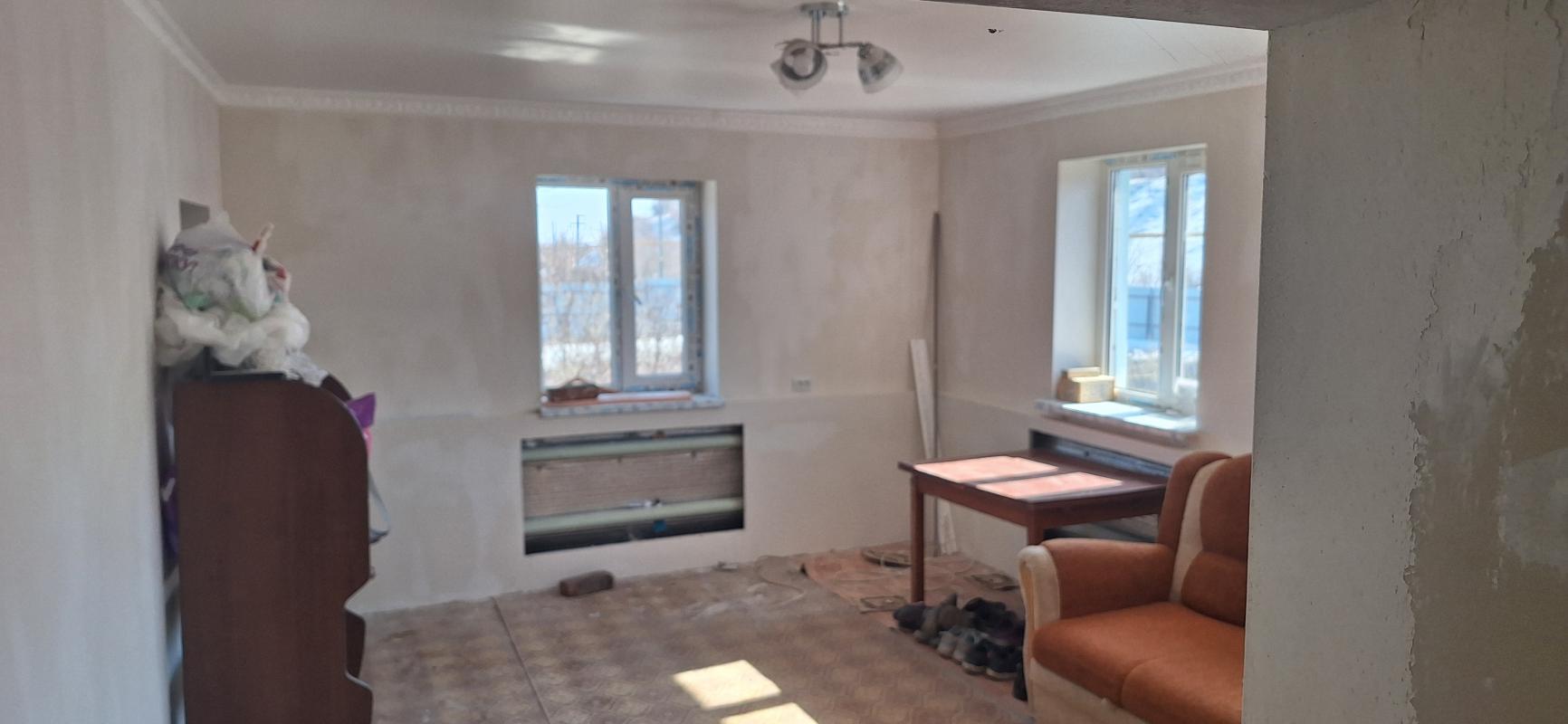 Дом, шпальный обложенный керпечем, в доме гараж, погреб, удобств нет, скважина баня, большой сарай, - Новотроицк