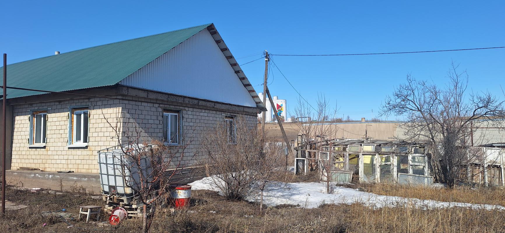 Дом, шпальный обложенный керпечем, в доме гараж, погреб, удобств нет, скважина баня, большой сарай, - Новотроицк