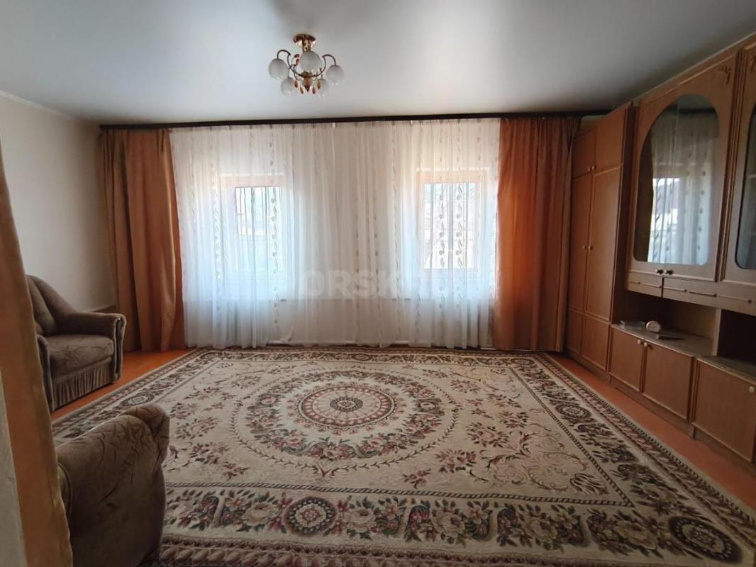 В самом сердце города, в зеленом его уголке и одновременно в пяти минутах ходьбы от оживленного прос - Орск