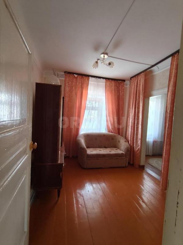 В самом сердце города, в зеленом его уголке и одновременно в пяти минутах ходьбы от оживленного прос - Орск