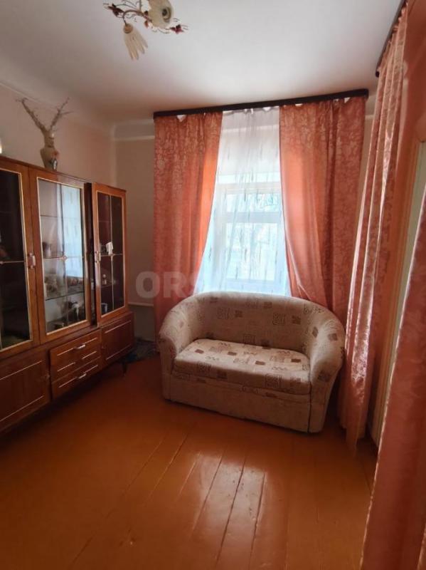 В самом сердце города, в зеленом его уголке и одновременно в пяти минутах ходьбы от оживленного прос - Орск