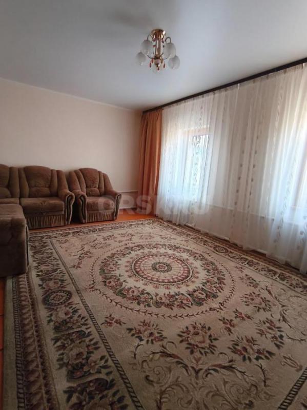 В самом сердце города, в зеленом его уголке и одновременно в пяти минутах ходьбы от оживленного прос - Орск